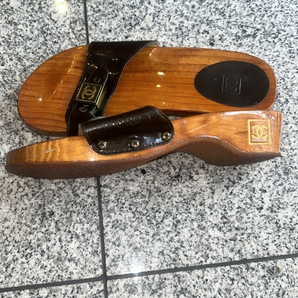 CHANEL black patent leather "Dr. Scholl's" style wooden slides. - Picture 3 of 7